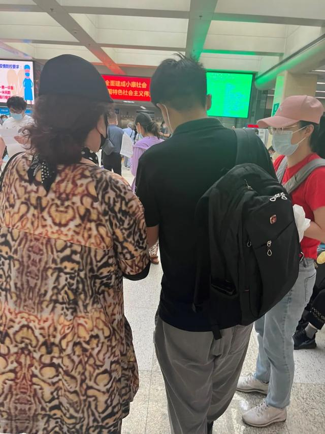 △ 赵阿姨（左一）和张潮（左二）在北京医院 