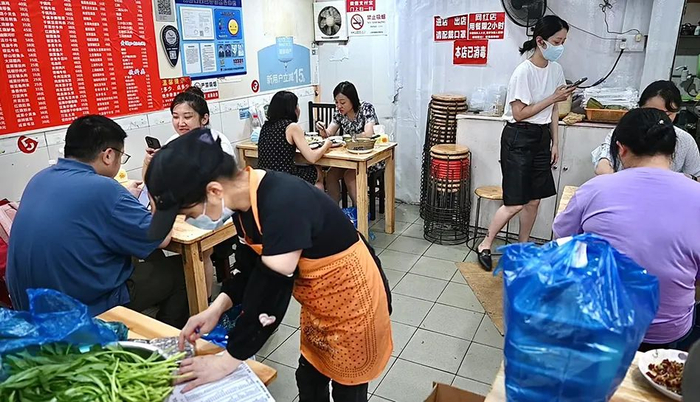 顾客在店内用餐。