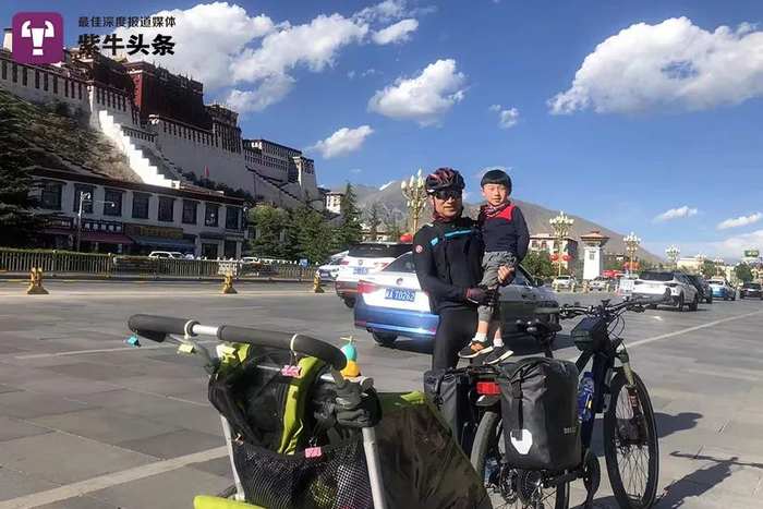 朱红和儿子到达布达拉宫