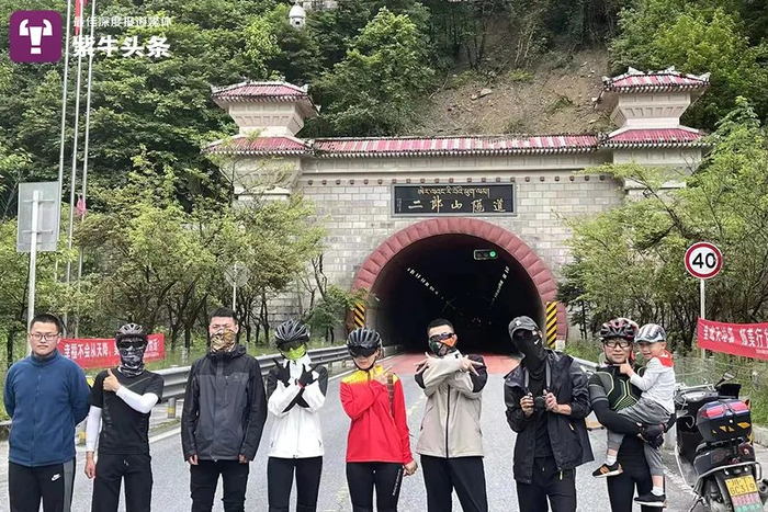 朱红与骑行小伙伴们合影