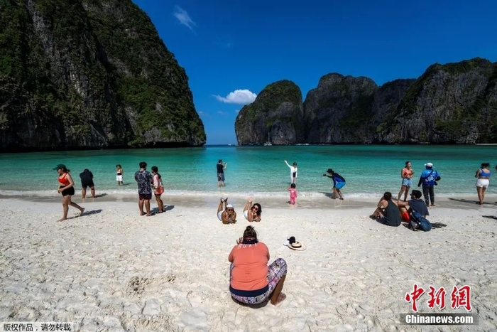 资料图。泰国甲米省，游客参观玛雅湾。