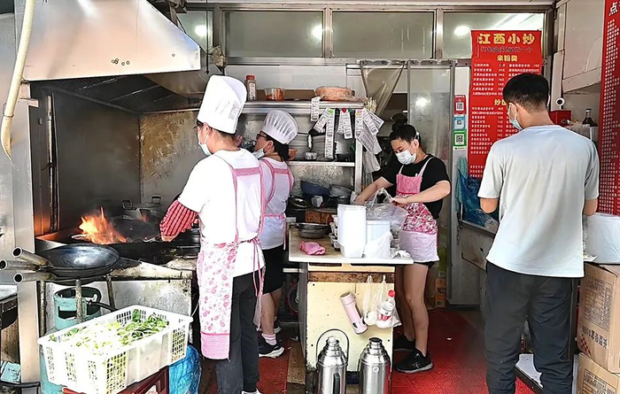 江西饭店的厨房设在店外，右二为老板娘李琴英。