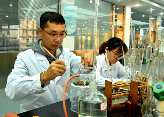     今年4月，黑龙江省牡丹江市，八五六农场农业技术人员开展测土配方试验。朱磊/摄