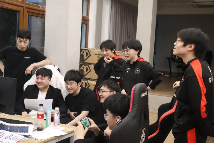 苏州KSG战队赛后复盘比赛。  俱乐部供图