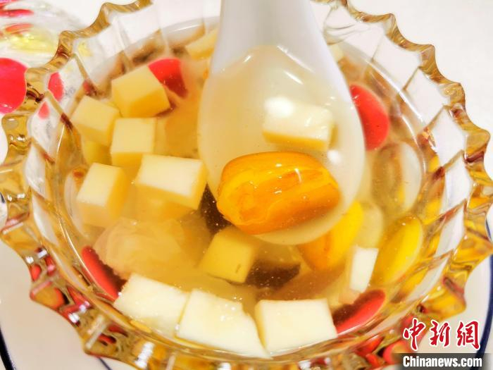 用凤眼果、青芒煲煮的雪耳红枣糖水，吃起来别有一番风味 李晓春 摄