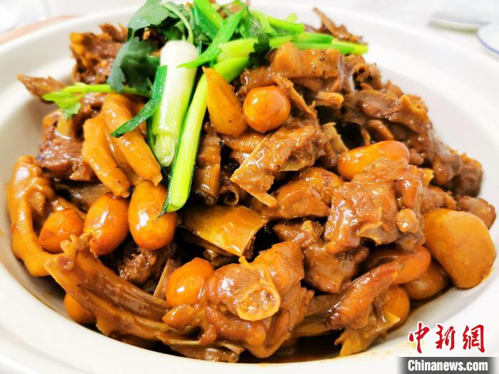 凤眼果焖青头鸭 李晓春 摄