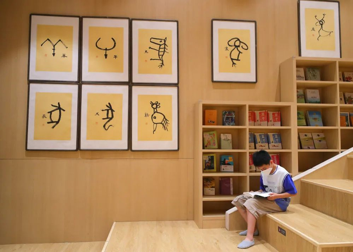 2022年7月8日，在沈阳市的一家汉字传播文化主题书房，小朋友在阅读。