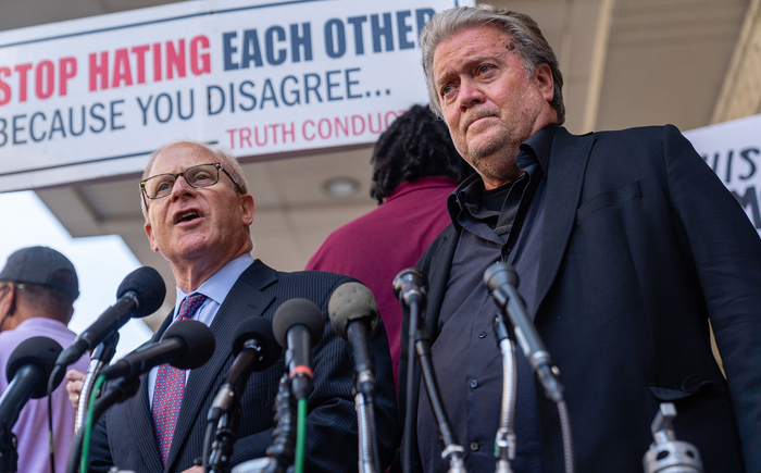 　　当地时间2022年7月22日，美国华盛顿特区，唐纳德·特朗普的前顾问史蒂夫·班农（右）正在听他的律师大卫·肖恩在联邦法院外对媒体发表讲话。经美国联邦陪审团裁定，班农因无视众议院特别调查委员会对其发出的传票，其藐视国会罪名成立。