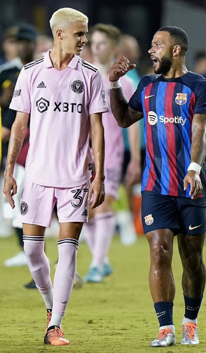 罗密欧和德佩在场上交流。