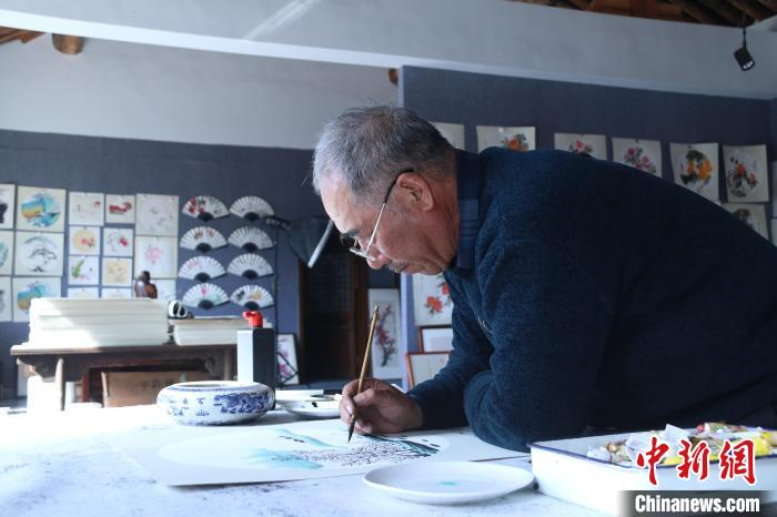 图为刘发正在画画。　郝建国 摄