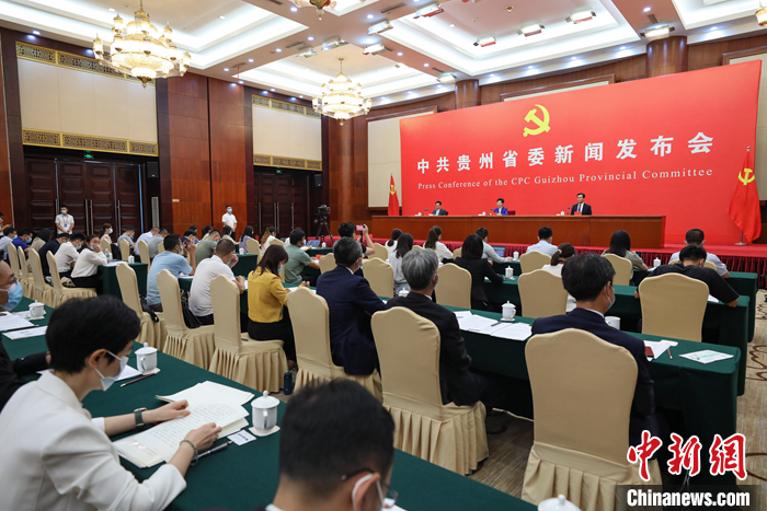 8月3日，中共贵州省委在贵阳举行“中国这十年·贵州”主题新闻发布会。   中新社记者 瞿宏伦 摄