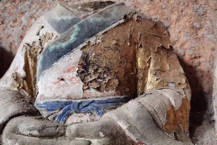 图九 华严洞造像金层劣化  