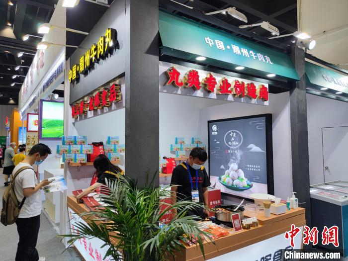 图为潮汕牛肉丸展区。　阚力 摄