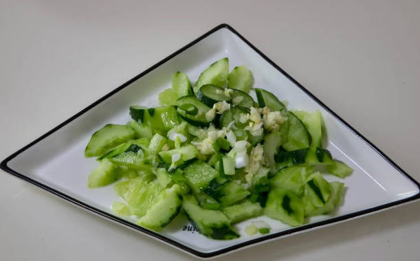 　▲凉菜“拍黄瓜”是中国人餐桌上的一道常见菜。图/IC photo