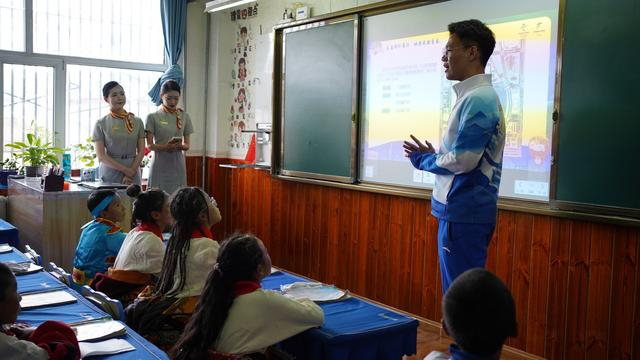 北京学联与首都航空的青年志愿者共同为当地孩子授课。