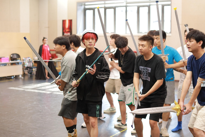 《魔域·亚特之光》排练现场。  刘畅 摄