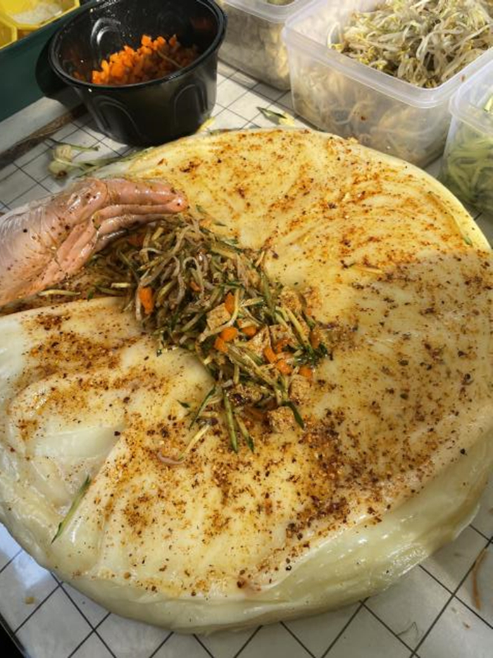 李卷卷正在卷凉皮受访者供图