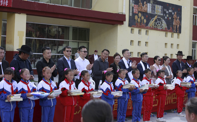 北京团市委、首都航空及去哪儿网代表共同向巴塘小学师生捐赠学习用品。