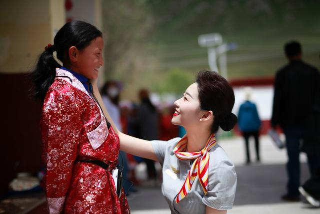 2018年以来，首都航空的青年志愿者已连续多年来到玉树，带孩子们圆梦北京。
