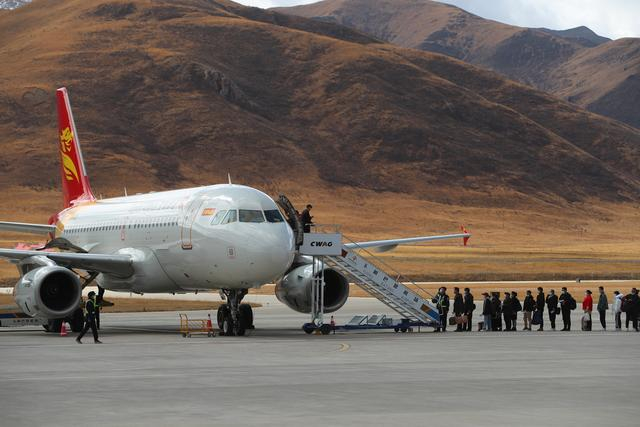 每周一、周四往返北京—西宁—玉树的JD5207、JD5208航班是当地人前往北京最便捷的天路。