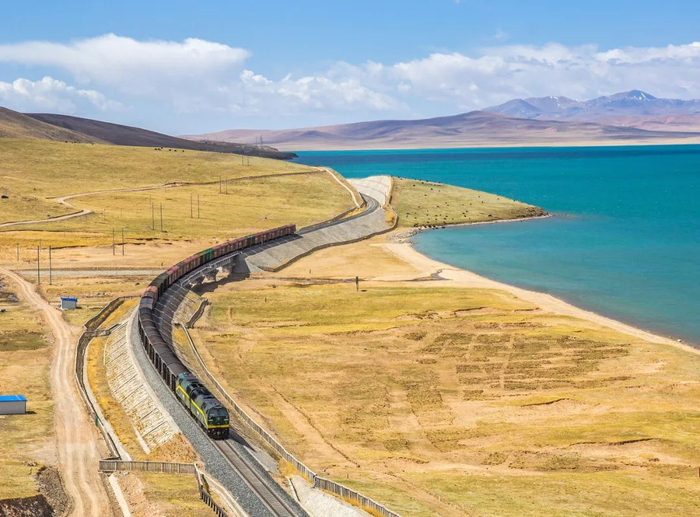 △青藏铁路串起了西宁之路。/图虫创意