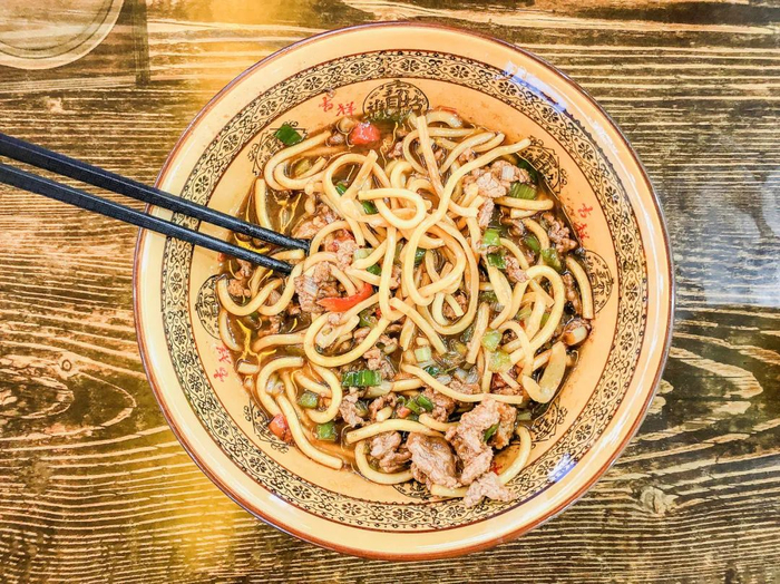 △在嘴里炸开花的炮仗面。/图虫创意