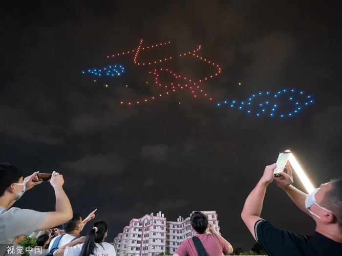 无人机列出七夕图案。视觉中国 资料图