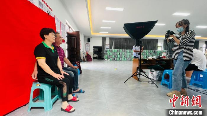 村民补拍结婚照。　陈冰曲供图