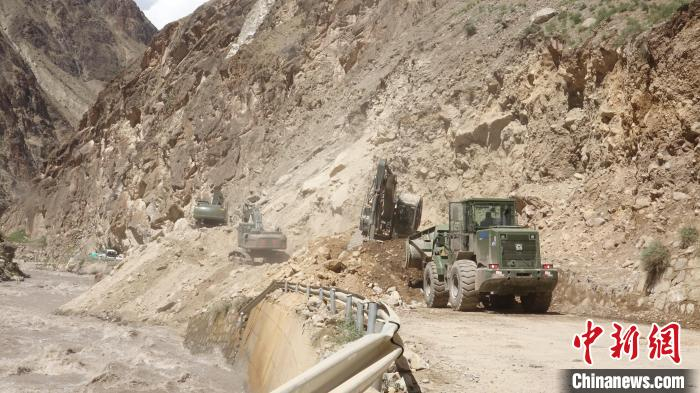 图为官兵奋战抢险保通一线。　廖善辉 摄