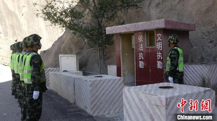 图为官兵在执勤哨位讲述守桥岁月。　王彧 摄