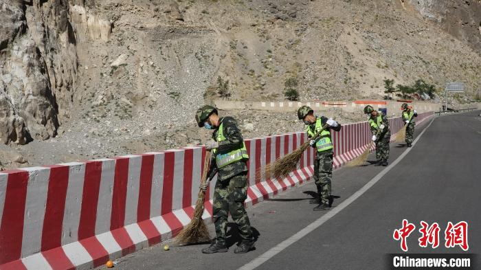 图为官兵养护怒江大桥。　廖善辉 摄