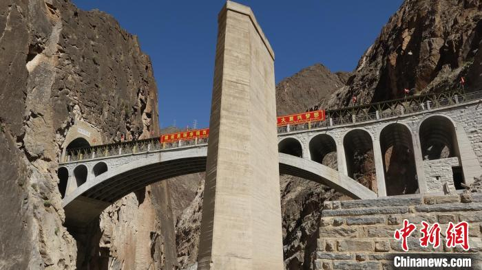 图为怒江大桥老桥墩。资料图 王彧 摄