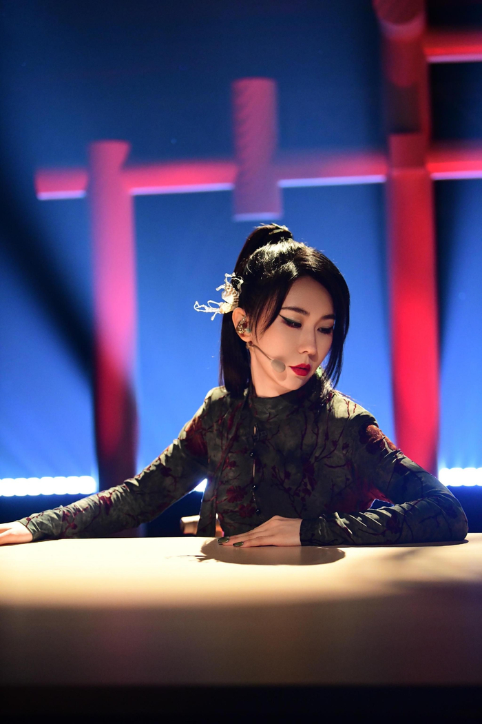 为了演绎《佳人》，赵梦除了挑战唱跳，还尝试了穿旗袍。  受访者供图