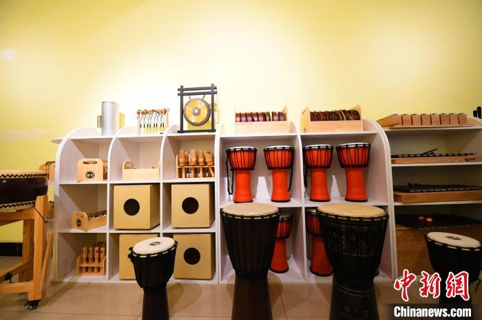 图为廊坊市安次区葛渔城镇一乐器公司部分成品展示。　刘建斌 摄