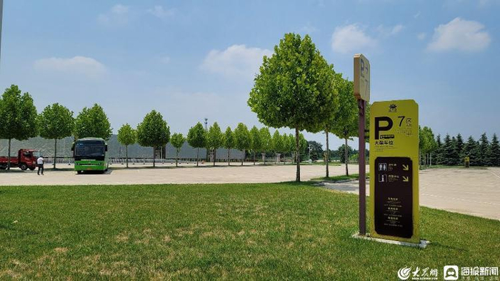 空空荡荡的大巴车停车区