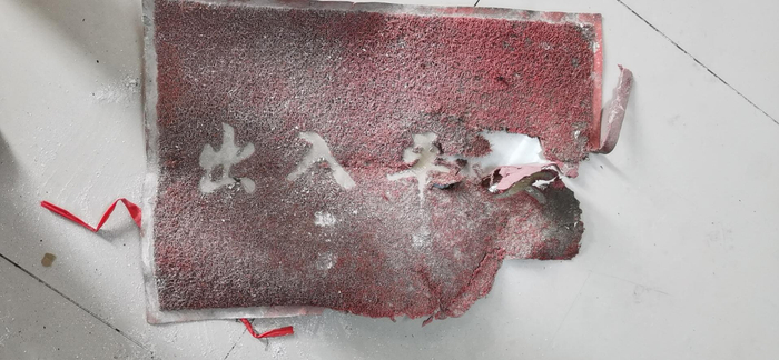 “飞”出窗外的脚垫。大兴警方供图