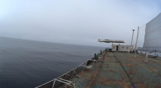 韩国超声速反舰导弹命中目标瞬间，其外形与俄罗斯“缟玛瑙”反舰导弹非常相似。