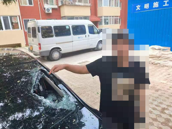 被四驱车模型砸破的车窗。大兴警方供图