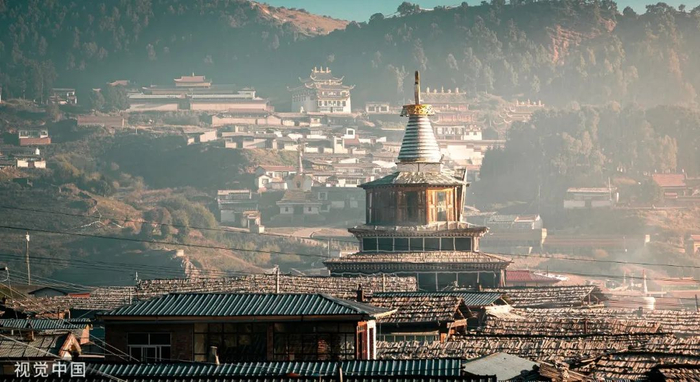 △青海多元的古老文化构成了它的瑰丽和诗意。/图虫创意