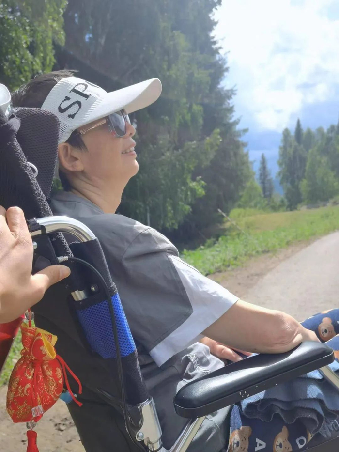 在新疆景区，赵天赐拍下刘文燕看向风景微微笑起时的模样。受访者供图