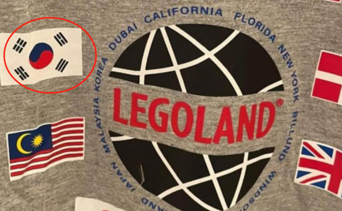 位于美国加州的乐高乐园的纪念品T恤上画错了韩国国旗“太极旗”的图案 图自韩媒