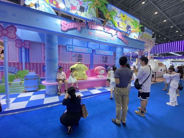 Hello Kitty展区，参展观众正在与玩偶合照。澎湃新闻记者 迪娜尔 摄