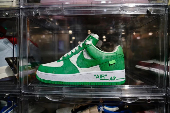 陈列柜里的“尖货”&nbsp;&nbsp; 国是直通车 陈昊星 摄