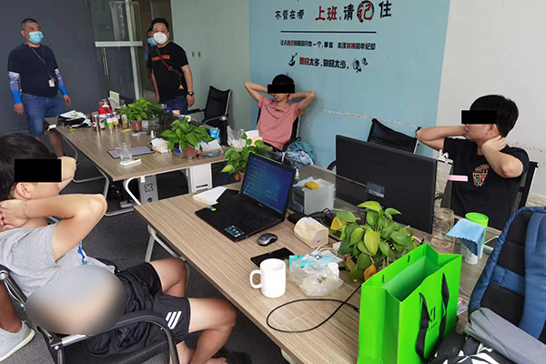 被抓获的嫌疑人。