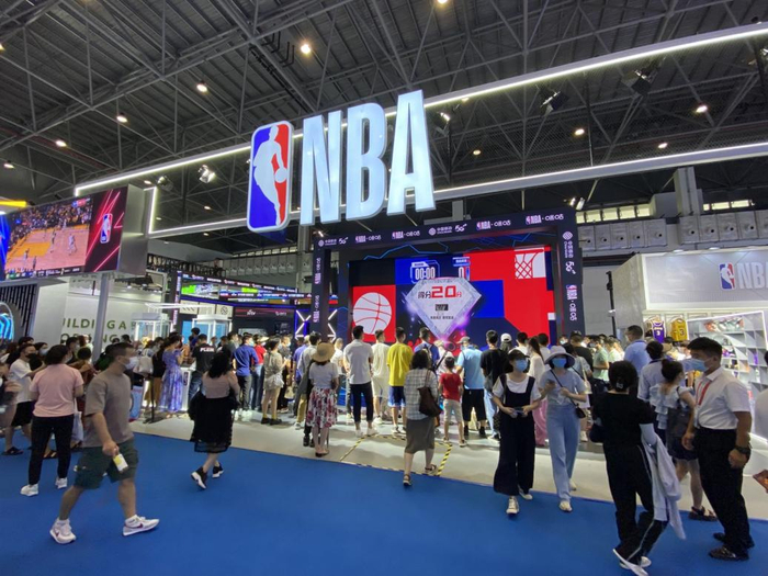 Hello Kitty展区，参展观众正在与玩偶合照。澎湃新闻记者 迪娜尔 摄