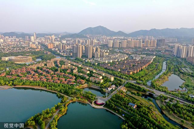 2022年4月19日，安徽省铜陵市黑砂河下游及环天井湖景观。 视觉中国 资料图