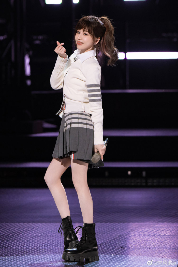 　在初舞台上演唱《爱你》的王心凌