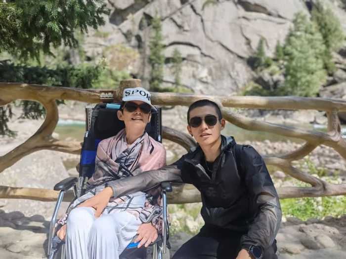 7月3日，赵天赐和刘文燕在可可托海景区合照。受访者供图