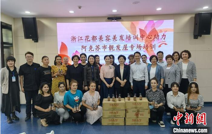 罗红英对新疆阿克苏开展技术帮扶。　杭州农工党 供图