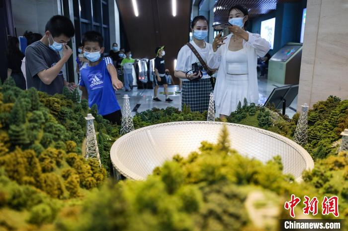 8月5日，参观者在参观“中国天眼FAST”模型。　瞿宏伦 摄